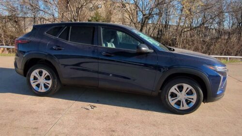 2024 CHEVROLET Trax - Image 2
