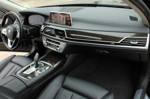 2021 BMW 740i - Image 21