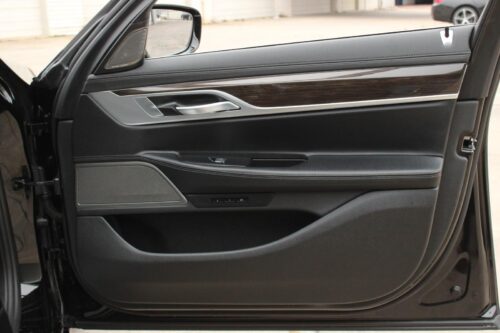 2021 BMW 740i - Image 9