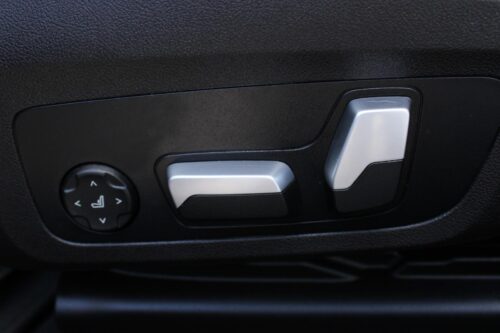 2023 BMW 330i - Image 7