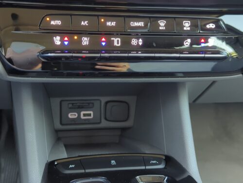 2023 CHEVROLET Bolt EUV - Image 28