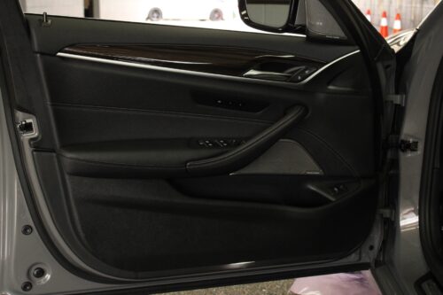 2021 BMW 530i - Image 19