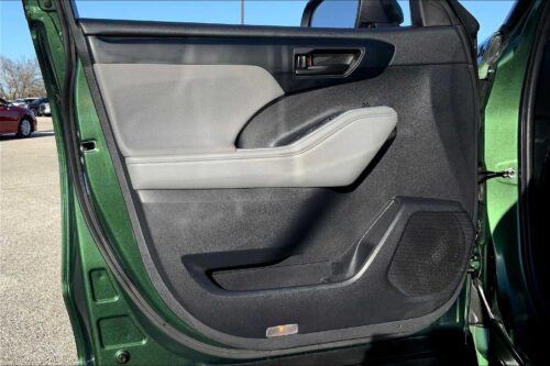2023 Toyota Highlander - Image 17
