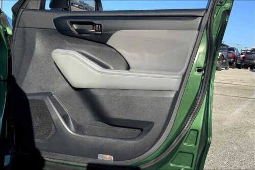 2023 Toyota Highlander - Image 16