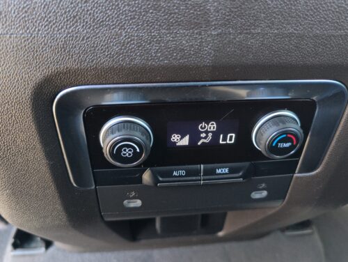 2023 CHEVROLET Suburban - Image 24