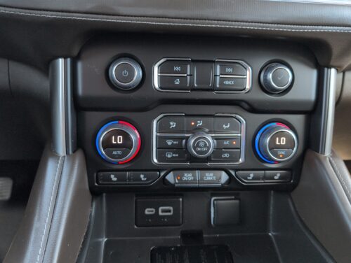 2023 CHEVROLET Suburban - Image 26