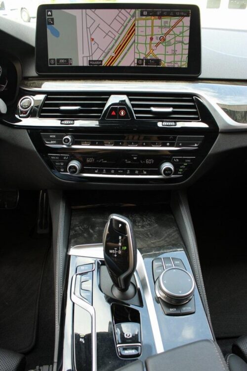 2022 BMW 530i - Image 17