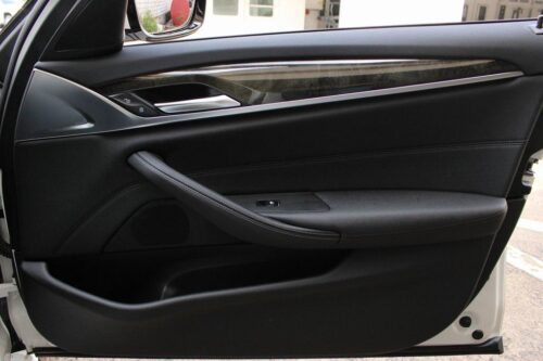 2022 BMW 530i - Image 11