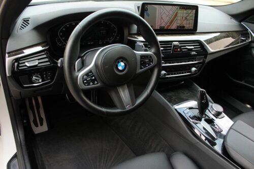 2022 BMW 530i - Image 27