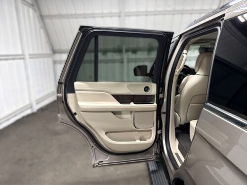 2019 LINCOLN Navigator - Image 17