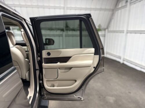 2019 LINCOLN Navigator - Image 15