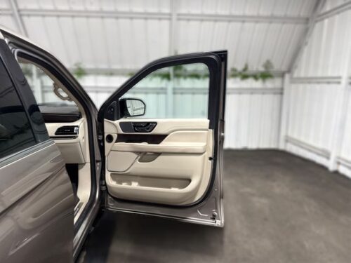 2019 LINCOLN Navigator - Image 5