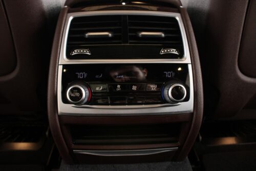 2021 BMW 740i - Image 13