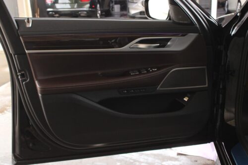 2021 BMW 740i - Image 11
