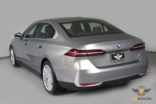 2024 BMW 530i - Image 28