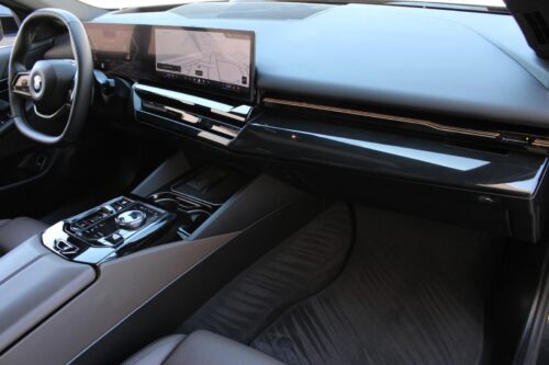 2024 BMW 530i - Image 25